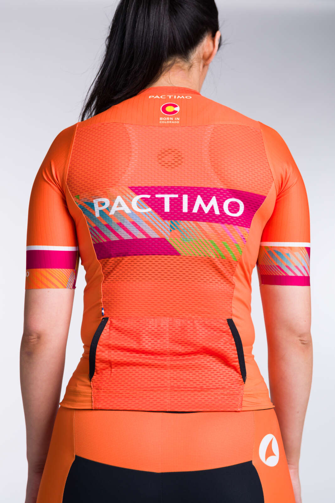 Women's Custom Triathlon Jersey - Short Sleeve Threshold Rear Pockets Detail