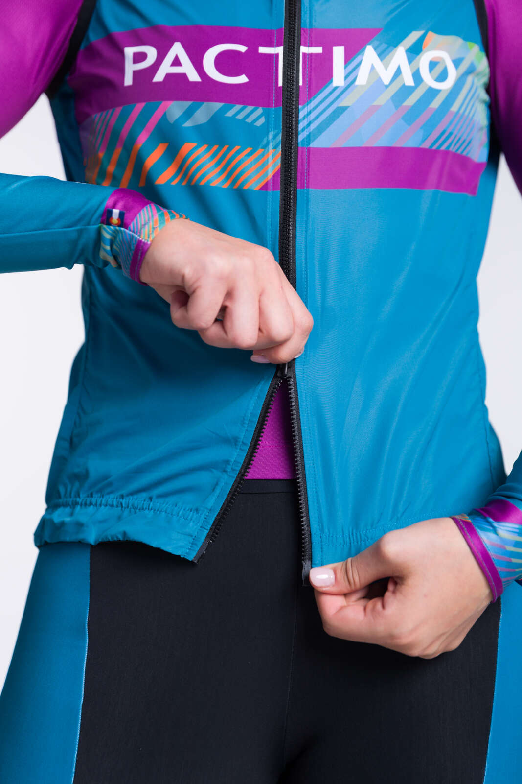 Women's Custom Cycling Wind Vest - Divide Two-Way Zipper Detail