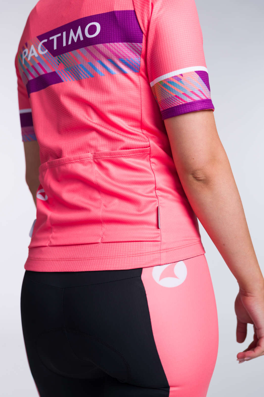 Women's Custom Loose Fit Cycling Jersey - Continental Rear Pockets Detail